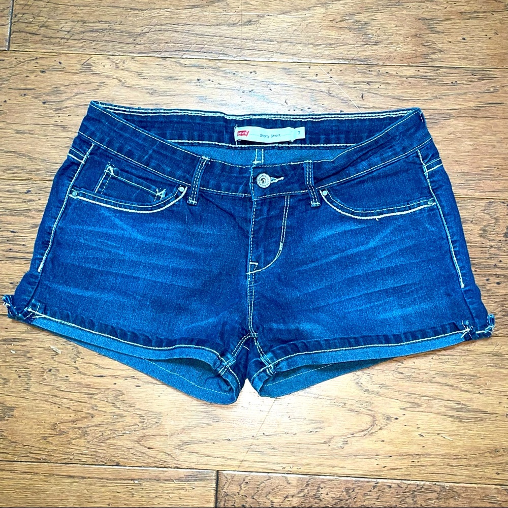 Women’s Levi’s shorty short sz 7